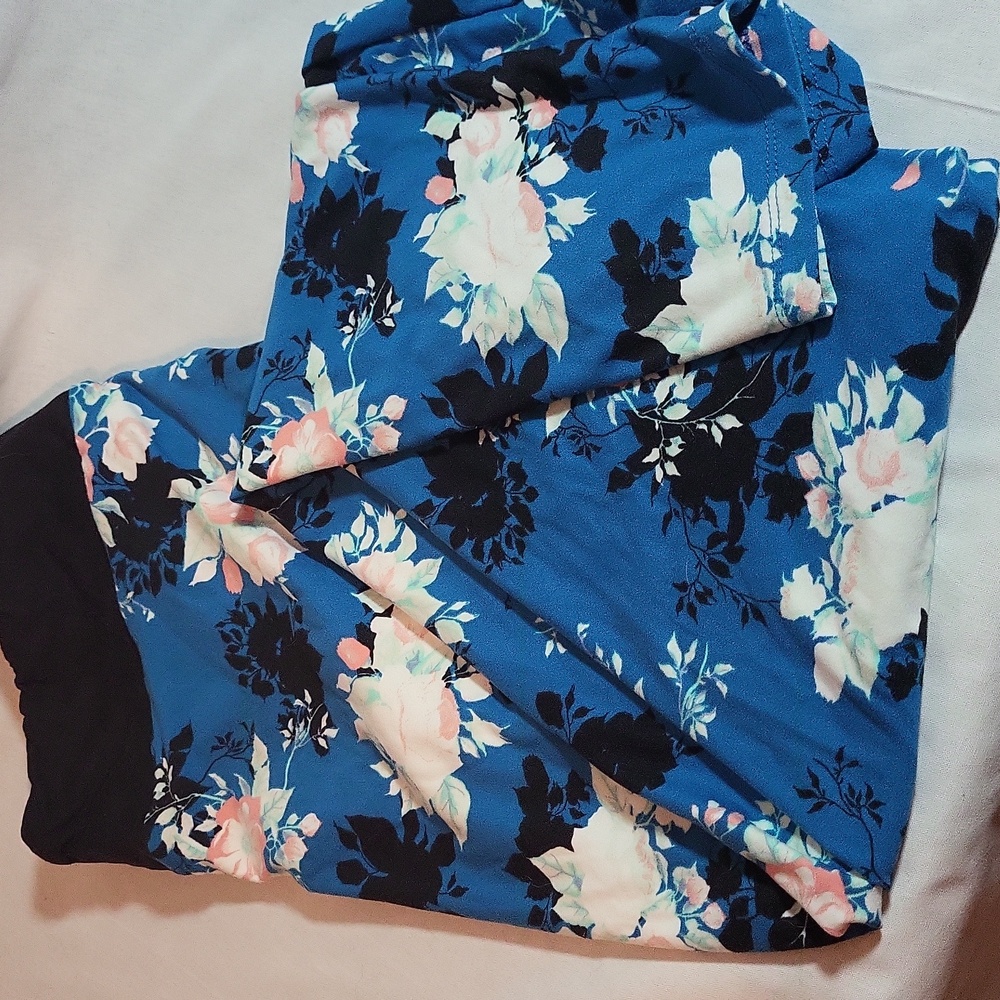 Lularoe leggings floral size tc. Never worn